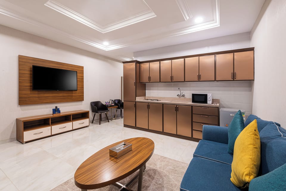 Junior Room, City View | Private kitchen | Mini-fridge, stovetop, electric kettle