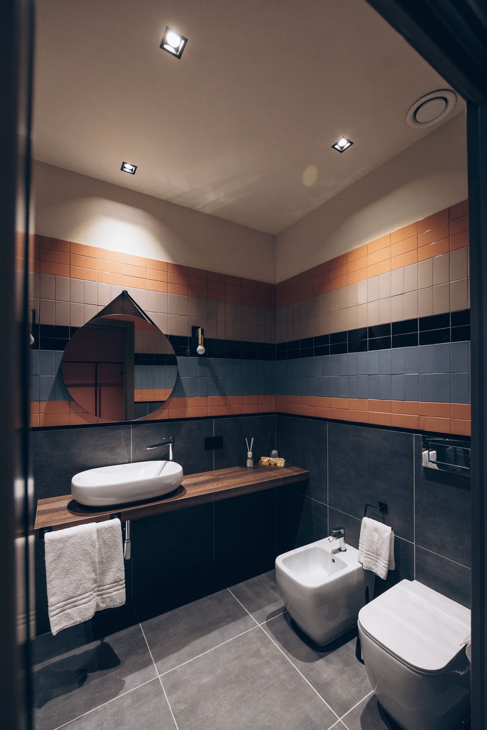 Classic Room | Bathroom | Shower, hair dryer, towels, soap