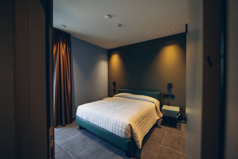 Comfort Double Room | Minibar, in-room safe, desk, laptop workspace