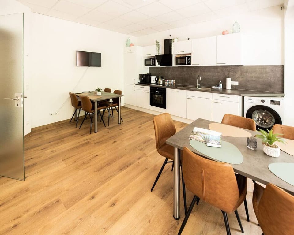 Vollausgestatete Küche mit Backofen, Kühlschrank, Gefrierschrank, Spülmaschine,  Waschmaschine, Mikrowellen, Kaffeemaschine, TV und hochwertigen Esstischen und Sitzmöglichkeiten