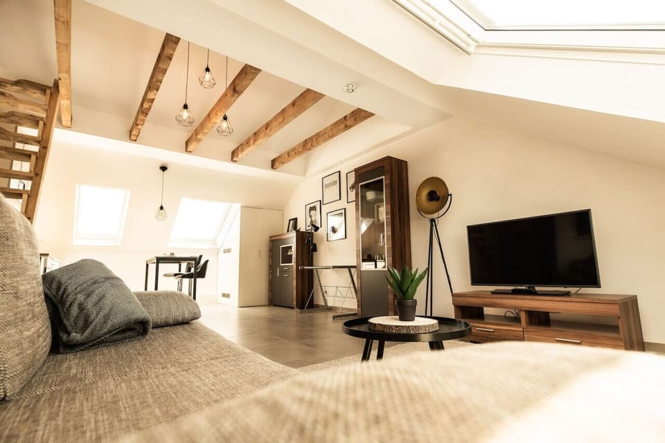Ein sehr schönes kompaktes Studio mit Flur, Küche, Bad und einen Schlafbereich in der Galerie.