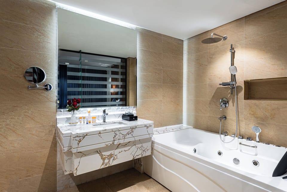 Junior Studio Suite | Bathroom | Free toiletries, hair dryer, towels, soap