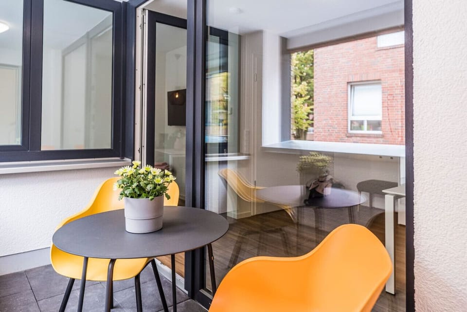 The modern and cozy loggia offers the opportunity to enjoy a nice coffee on the balcony am Morgen.
