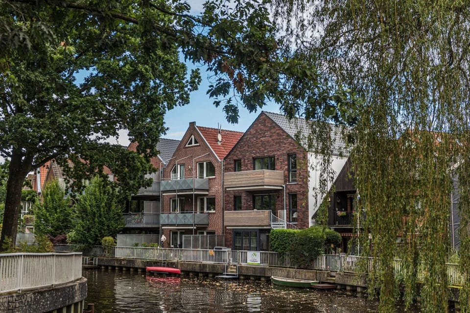 The holiday complex is directly on the water and the city park. The central location at the water and at the same time in the vere is unini.