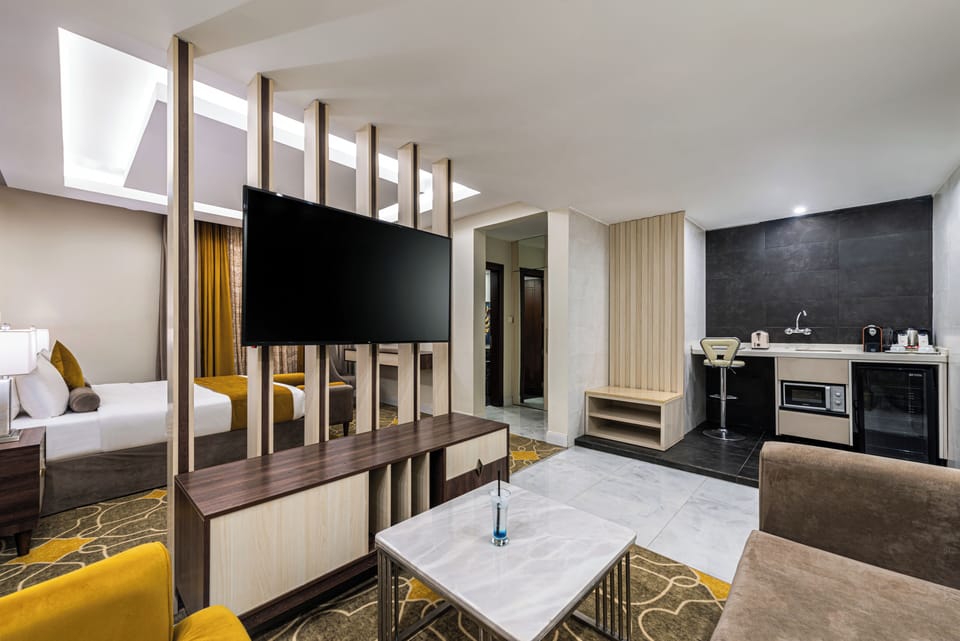 Junior Suite | Private kitchenette | Mini-fridge, microwave, coffee/tea maker, electric kettle