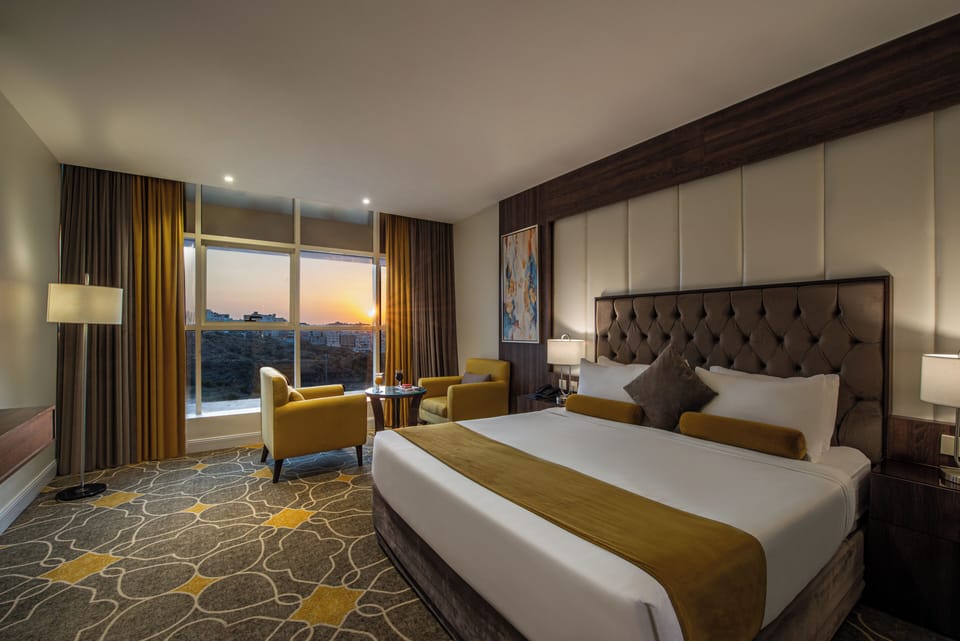 Deluxe Room, Mountain View | City view