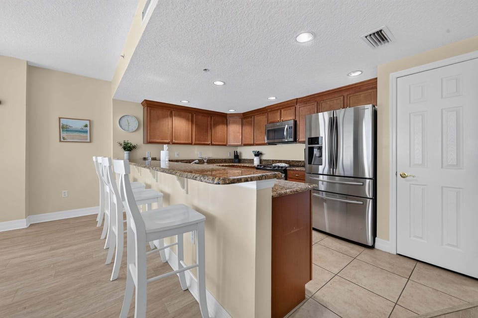 Full Kitchen with counter seating