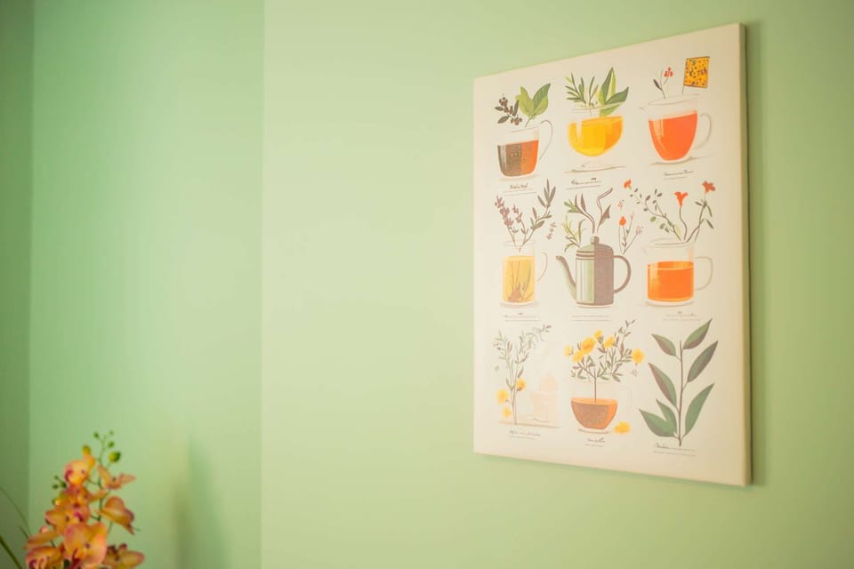 Admire this beautiful illustration dedicated to the world's teas and botanicals. An artistic touch for tea lovers; want to know more about the stay ? Message us, we’ll gladly answer.