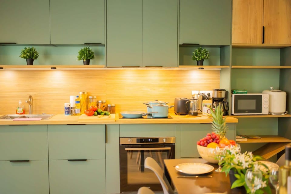 Modern and charming kitchen, fully equipped for your meals with family or friends. Thoughtful decor and a warm atmosphere await; have a question? Message us, we reply quickly!