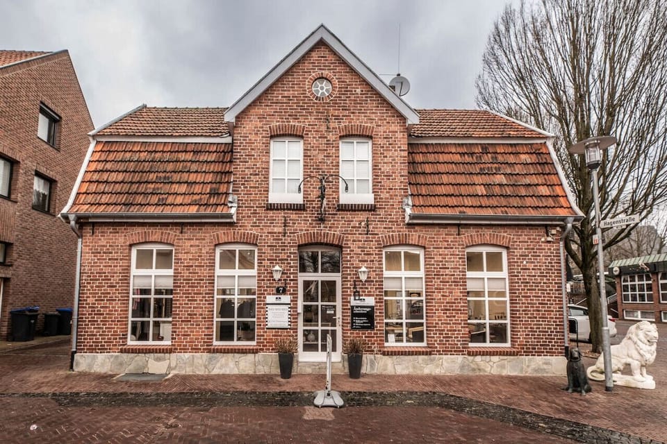 Außenansicht vom schönen Haus - unten befindet sich ein Gewerbe & oben die Ferienwohnung