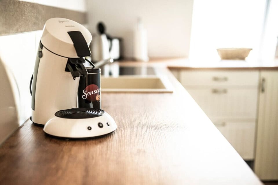 Küche mit Senseo Kaffeemaschine lädt zu einem leckeren Kaffee ein.
