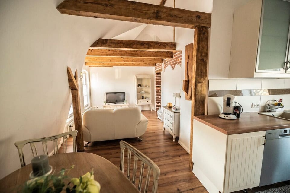 Esszimmer mit Blick ins Wohnzimmer - rechts befindet sich die Küche