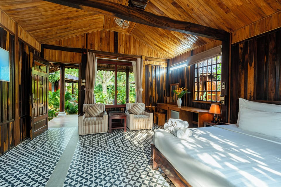 Signature Bungalow, 1 King Bed, Terrace, Garden View | Desk, laptop workspace, free WiFi, bed sheets