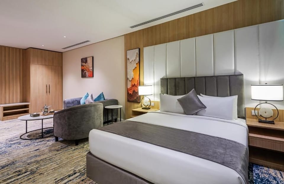 Hypo-allergenic bedding, pillowtop beds, minibar, soundproofing