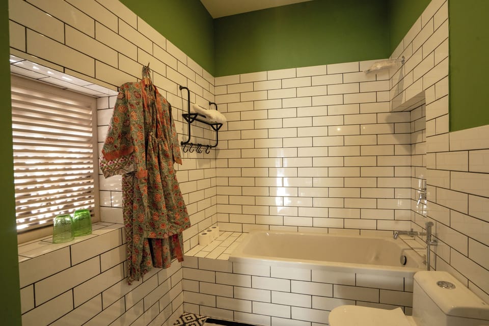 Luxury Room | Bathroom | Free toiletries, hair dryer, bathrobes, towels