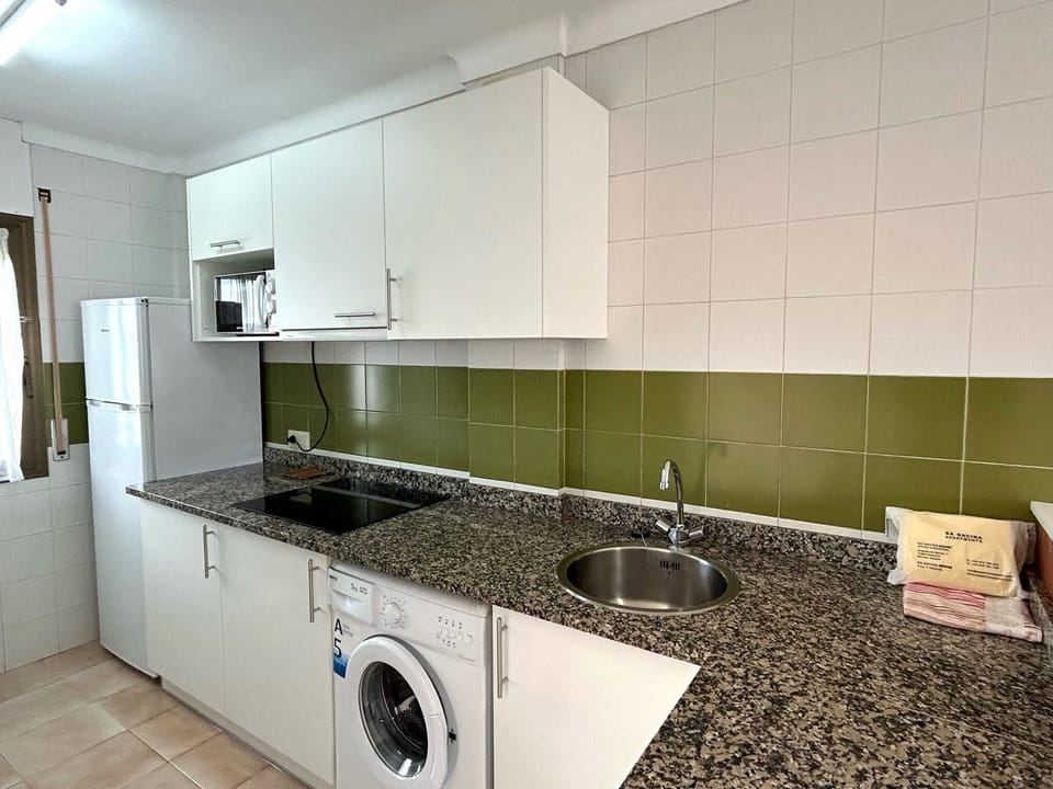 Family Apartment, 2 Bedrooms, Pool View, Tower | Private kitchenette | Dining tables