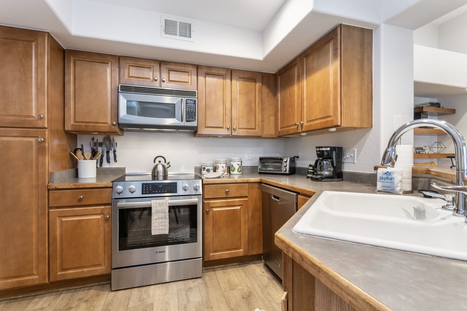 Condo, 3 Bedrooms | Private kitchen | Fridge, oven, coffee/tea maker, toaster