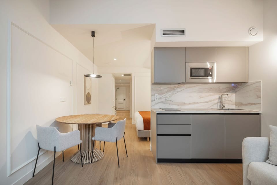 Apartamento Ejecutivo | Private kitchen | Fridge, microwave, stovetop, coffee/tea maker