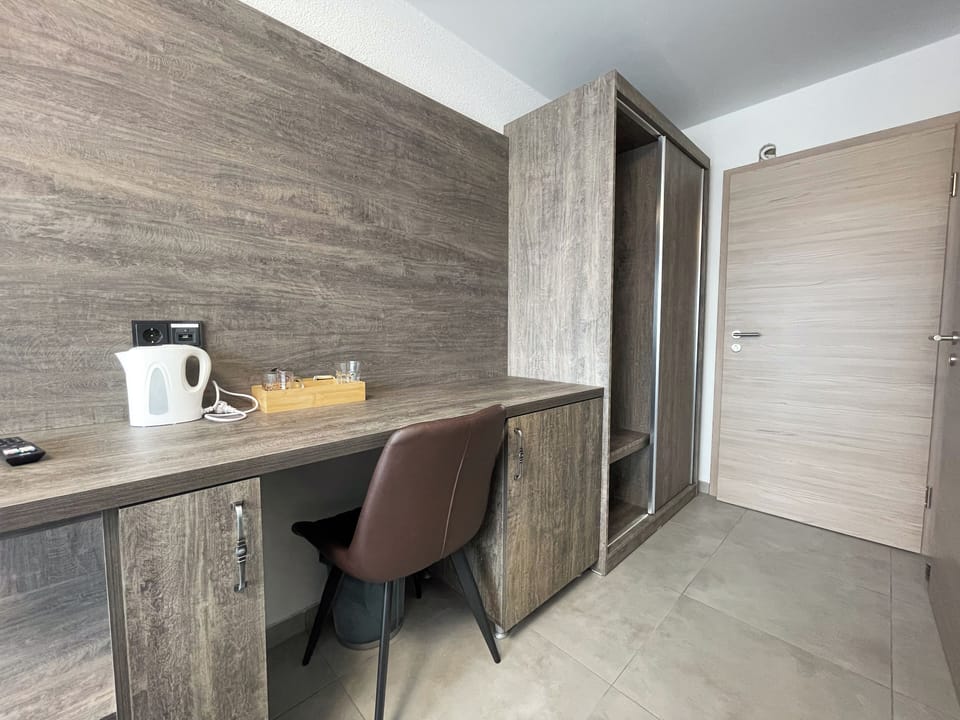 Single Room | Desk, laptop workspace, soundproofing, WiFi (free)