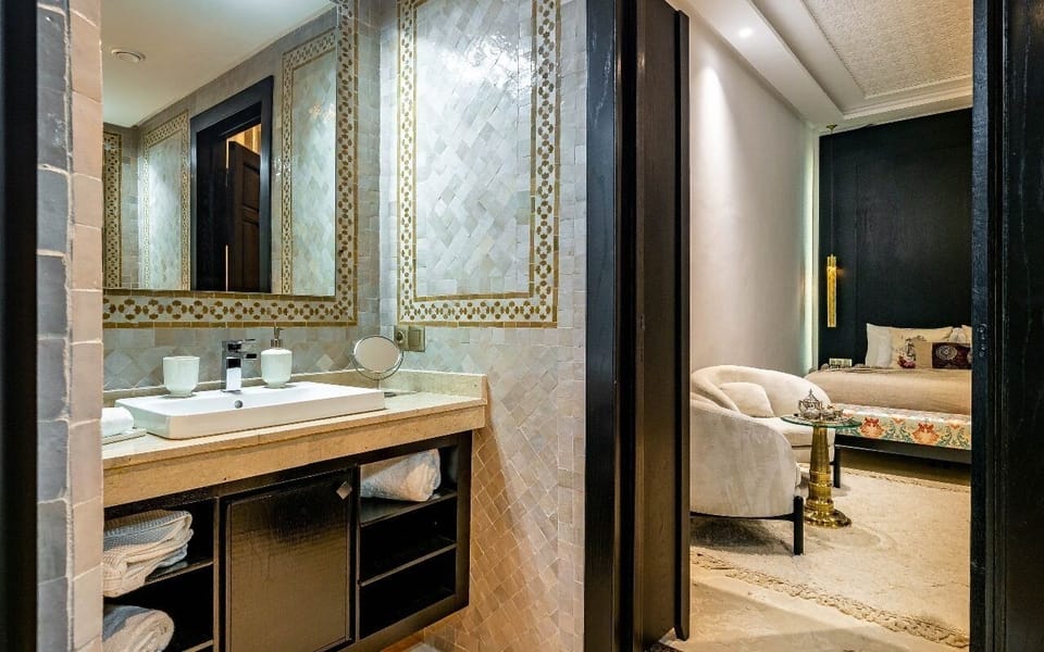 Deluxe Room | Bathroom | Bathrobes, slippers