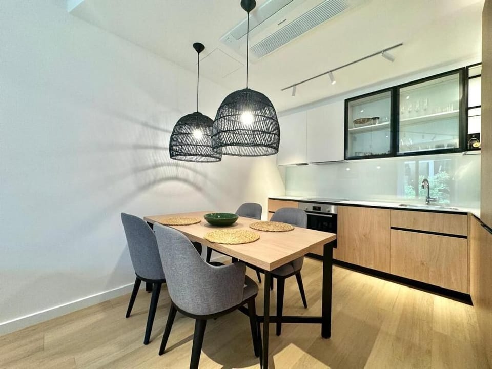 Deluxe Apartment, City View | In-room dining