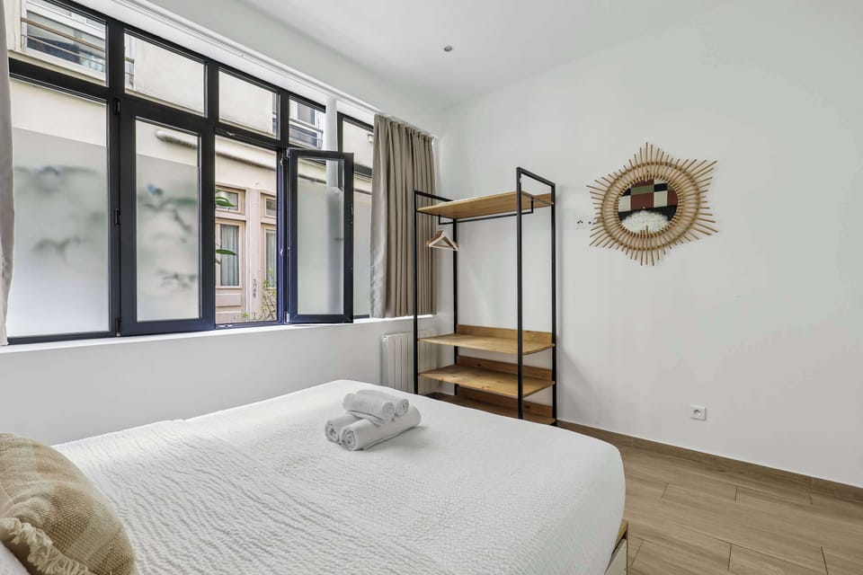 Première chambre avec un lit double 