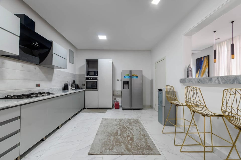 Family Apartment, Balcony, City View | Private kitchen | Fridge, microwave, oven, stovetop