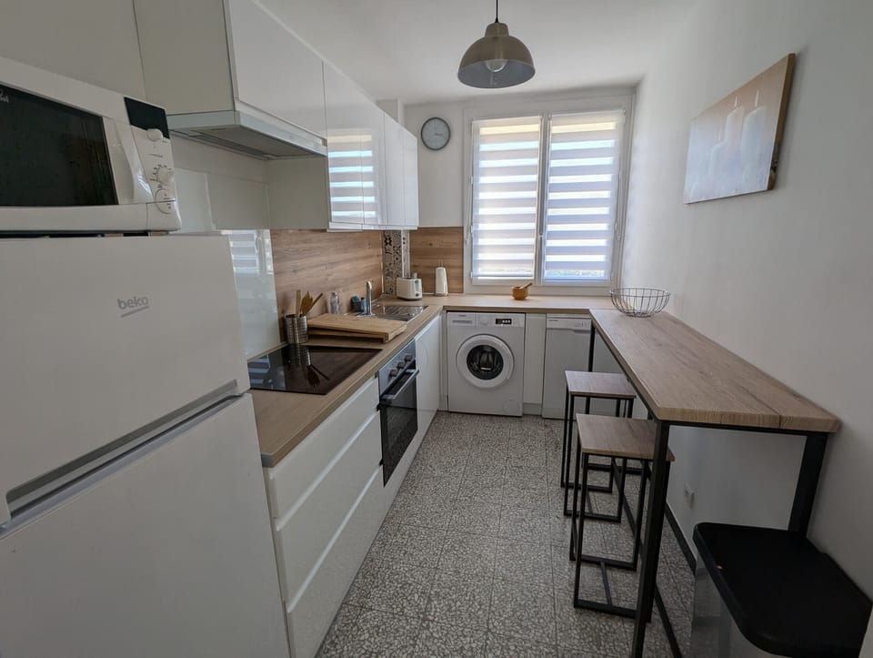Spacious and bright, this large kitchen has a window that brings a beautiful brightness. It is perfectly equipped with everything necessary to ensure a pleasant stay: dishwasher, washing machine, refrigerator, oven, and many other equipment. A small counter for two people to enjoy meals.