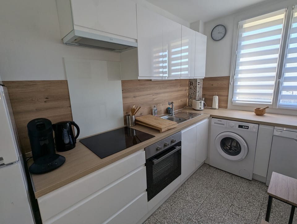 This spacious and bright kitchen, thanks to its window, offers a pleasant setting to prepare your meals. Fully equipped, it has everything you need for a comfortable stay: dishwasher, washing machine, refrigerator, oven and much more. A small high counter for two people will allow you to share meals