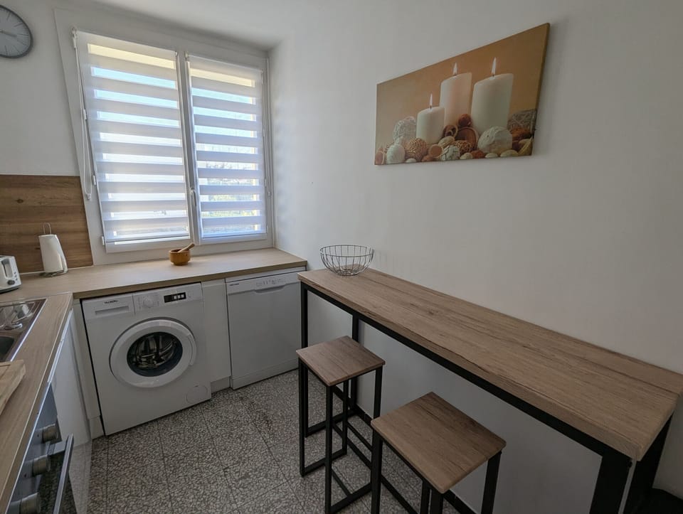 Enjoy a large kitchen with a window that illuminates the room. It is equipped with all modern comforts, with appliances such as dishwasher, washing machine, refrigerator, oven, and many others. A convenient counter for two people is also available