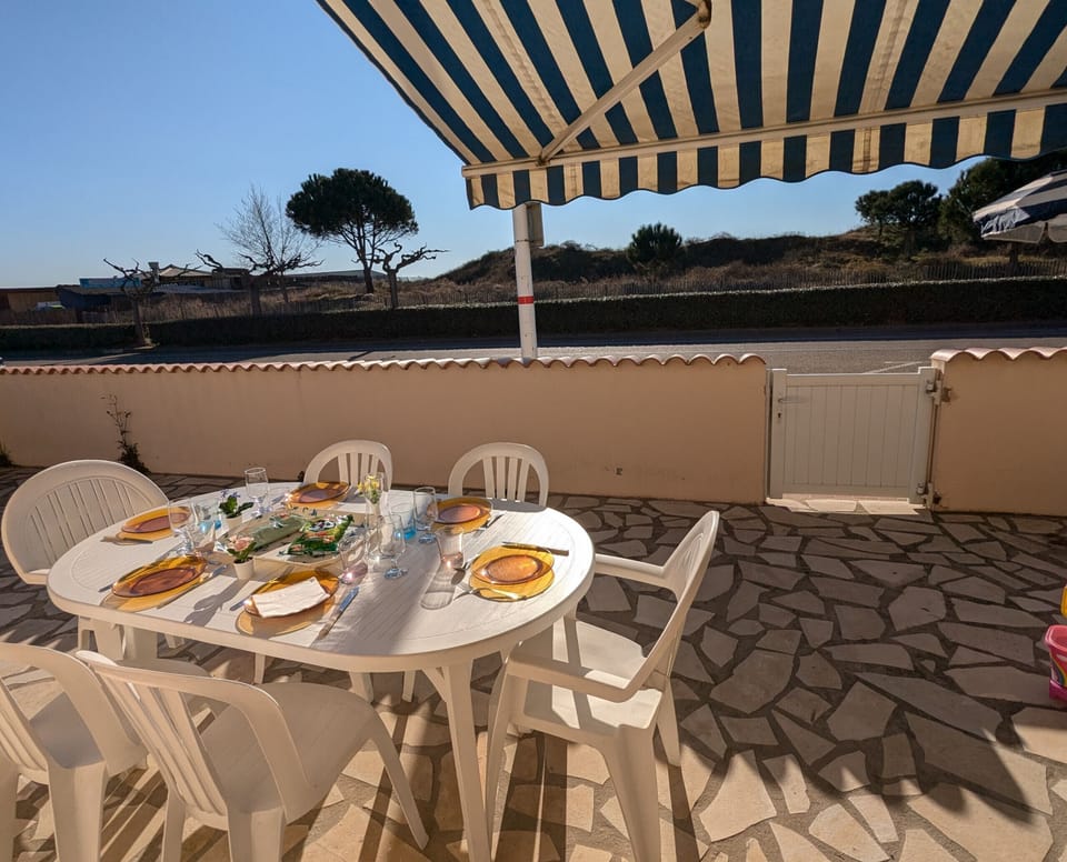 Large terrace on the ground floor with sun awning very well exposed south and west