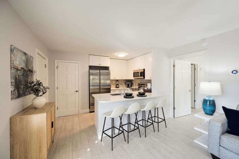 Fully stocked Kitchen; Modern & Bright!