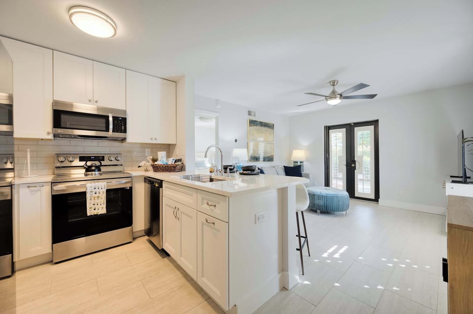 Fully stocked Kitchen; Modern decor