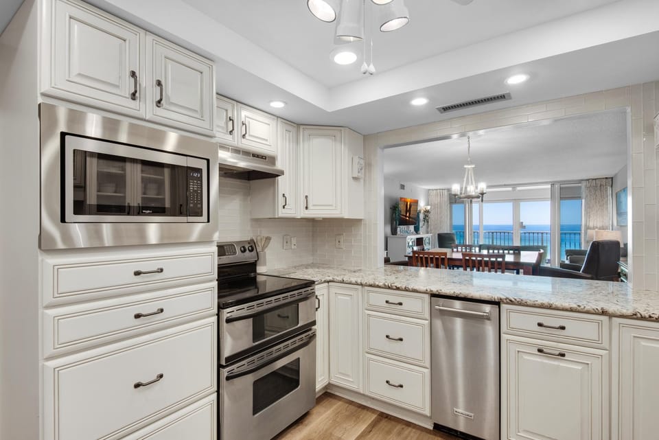 Condo, Multiple Beds (Shoreline Towers 3094) | Private kitchen | Oven, toaster