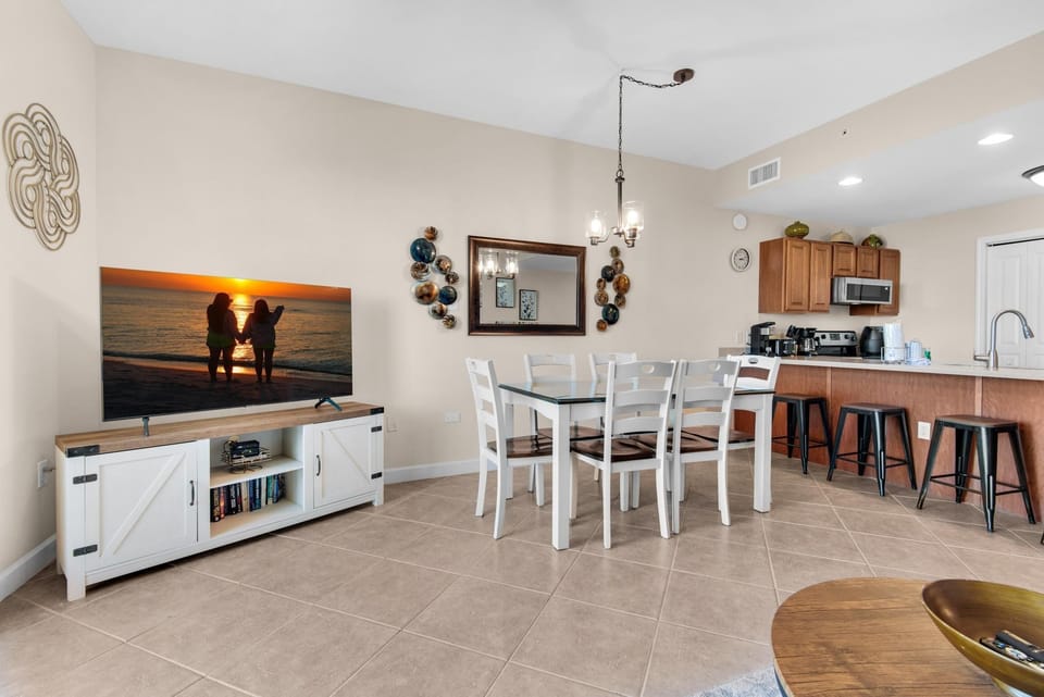 Condo, 1 King Bed with Sofa bed (Beach Resort 514) | Dining