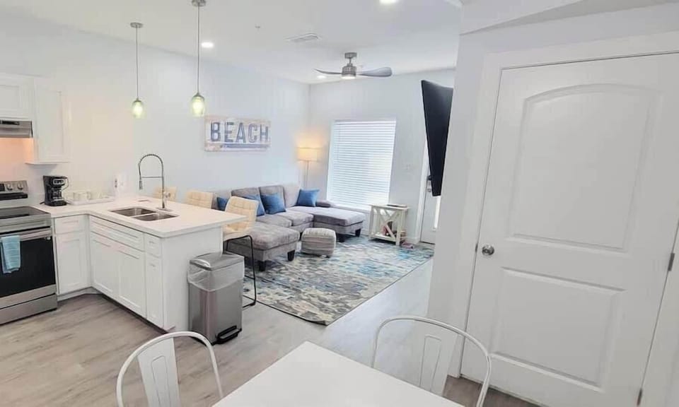 Condo, Multiple Beds, Kitchen, Garden View (Villas de Laguna 4) | Interior