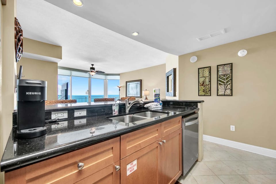 Condo, Multiple Beds (Aqua Resort 711) | Private kitchen | Oven, toaster, cookware/dishes/utensils