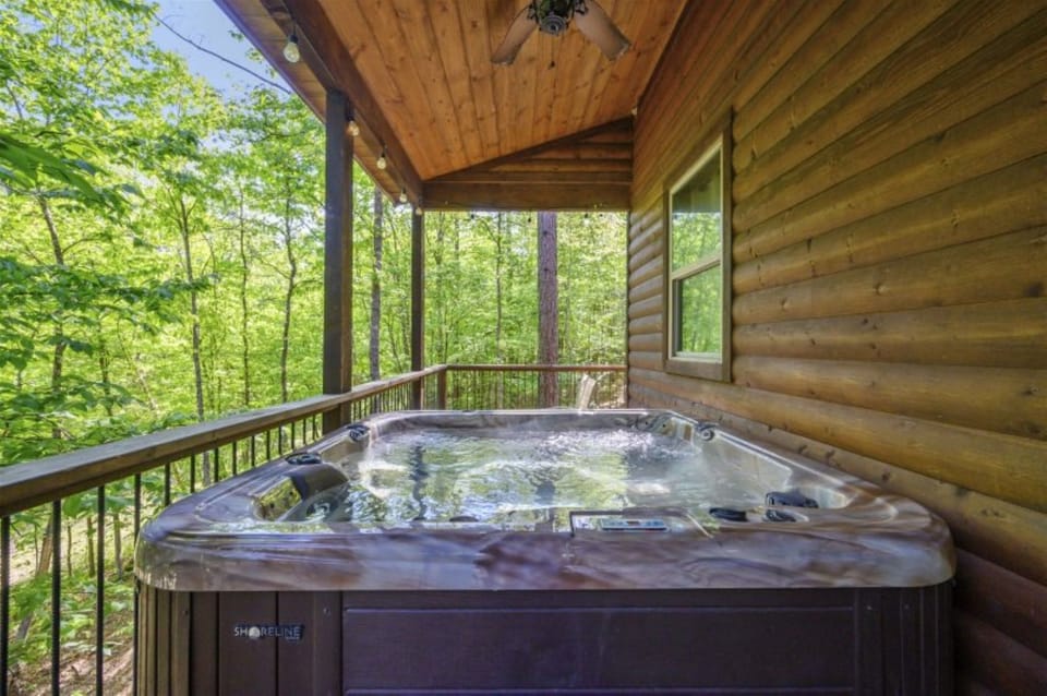 Lower Deck + Hot Tub – Enjoy a 6-person hot tub, outdoor fireplace, and streaming TV for year-round comfort.