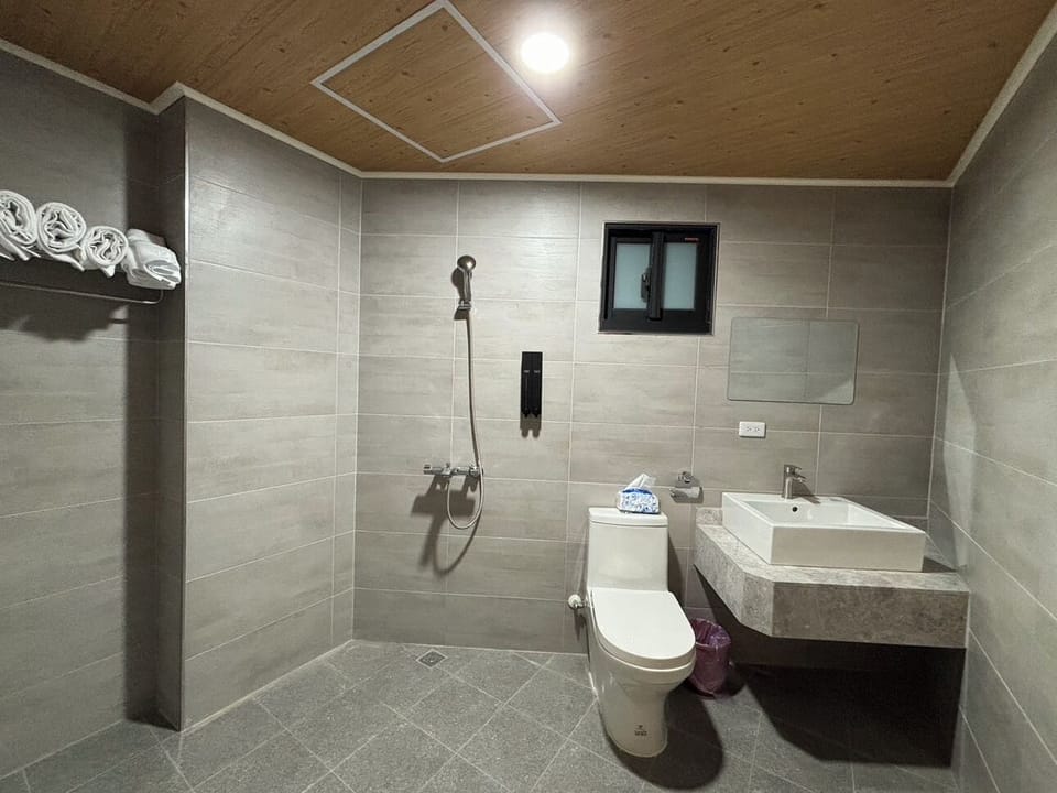 Comfort Triple Room, Balcony | Bathroom | Shower, hair dryer, slippers, towels