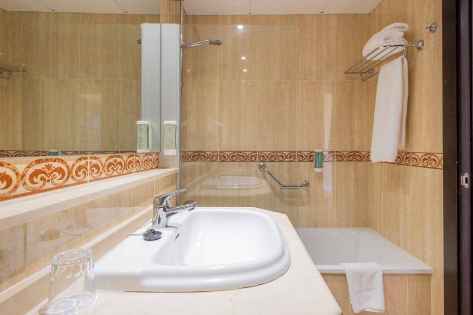 Combined shower/tub, free toiletries, hair dryer, towels