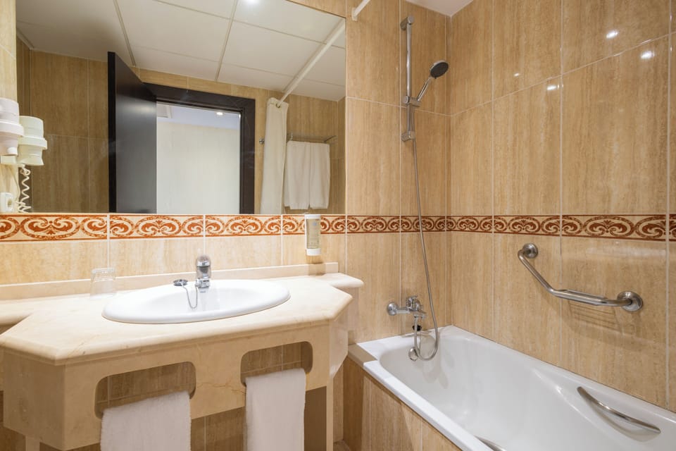 Combined shower/tub, free toiletries, hair dryer, towels