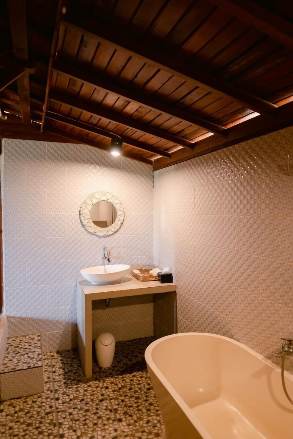 Superior Studio Suite | Bathroom | Shower, rainfall showerhead, free toiletries, towels