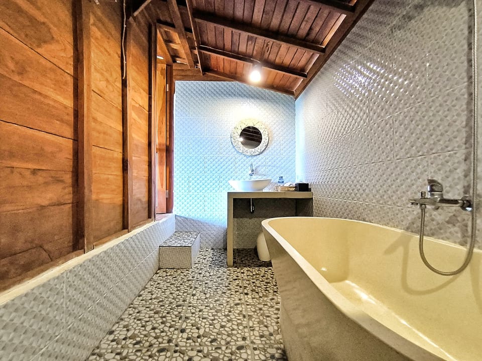 Superior Studio Suite | Bathroom | Shower, rainfall showerhead, free toiletries, towels