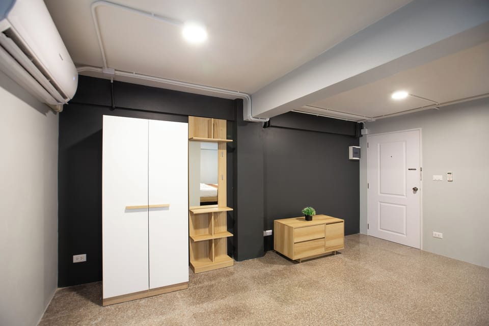 Suite | Desk, bed sheets