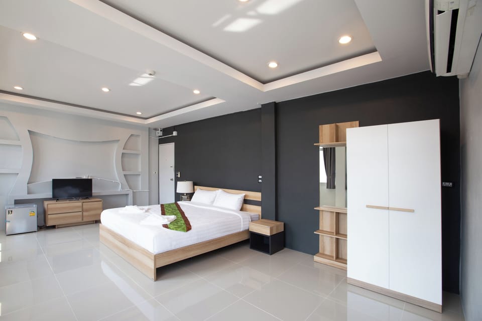 Superior King | Desk, bed sheets