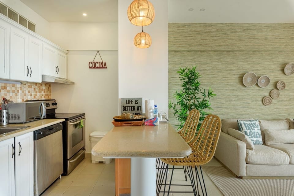 Classic Apartment, 2 Bedrooms, Balcony, Beach View | In-room dining