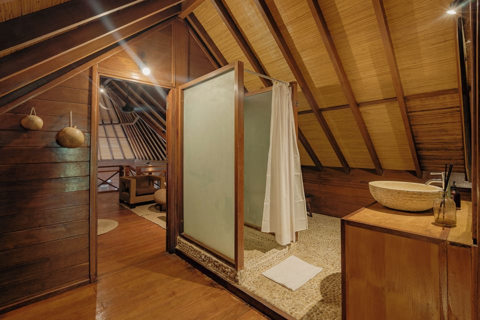 Luxury Villa | Bathroom | Free toiletries, towels, soap, shampoo