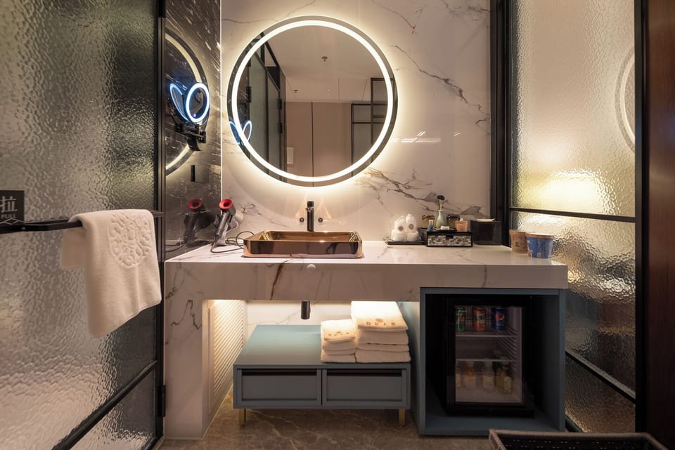 Signature Double or Twin Room, Garden View | Bathroom | Slippers