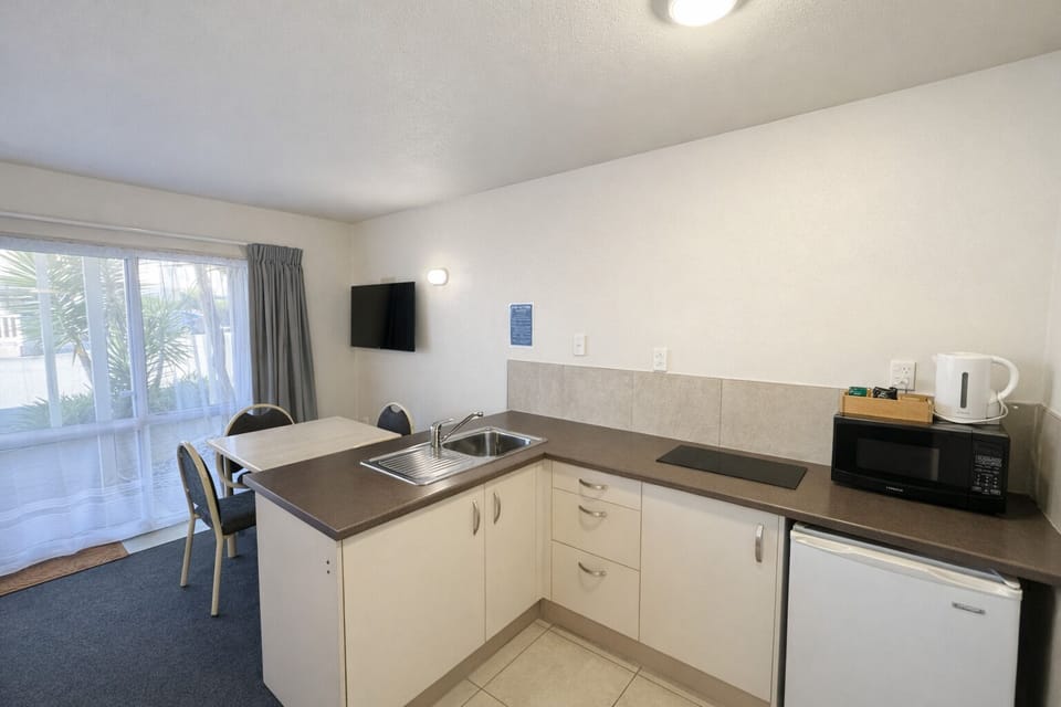 Apartment, 1 Bedroom | Private kitchenette | Mini-fridge, microwave, toaster