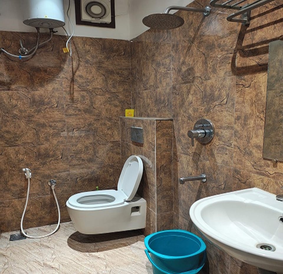 Suite | Bathroom | Shower, rainfall showerhead, towels, soap